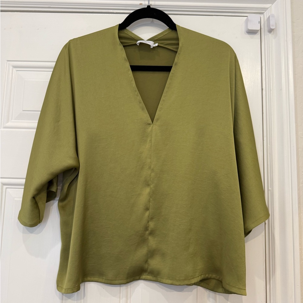 R Label The Reset Satin V Pullover Top